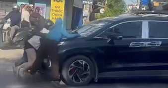 Ba phụ nữ bám nắp capo ô tô đang chạy ở Hà Nội