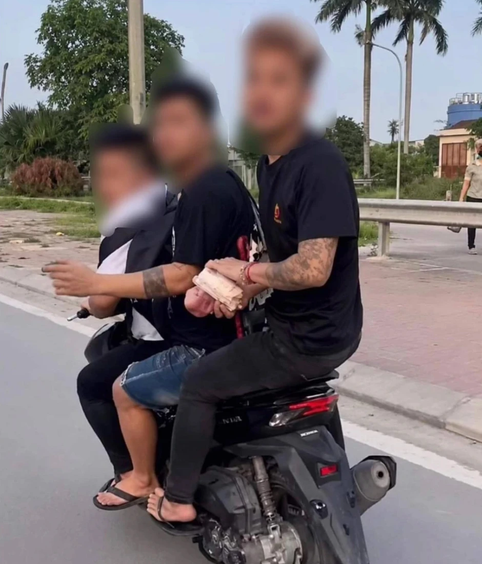 Ba thanh niên đi xe máy không biển số, dùng dép đánh người ở Hải Phòng Ba thanh niên đi xe máy không biển số, dùng dép đánh người ở Hải Phòng