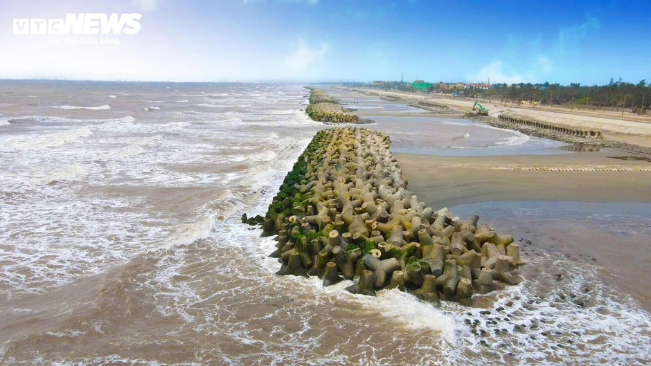Bãi biển Ninh Bình 'hồi sinh' sau dự án 500 tỷ, đón những du khách đầu tiên Bãi biển Ninh Bình 'hồi sinh' sau dự án 500 tỷ, đón những du khách đầu tiên