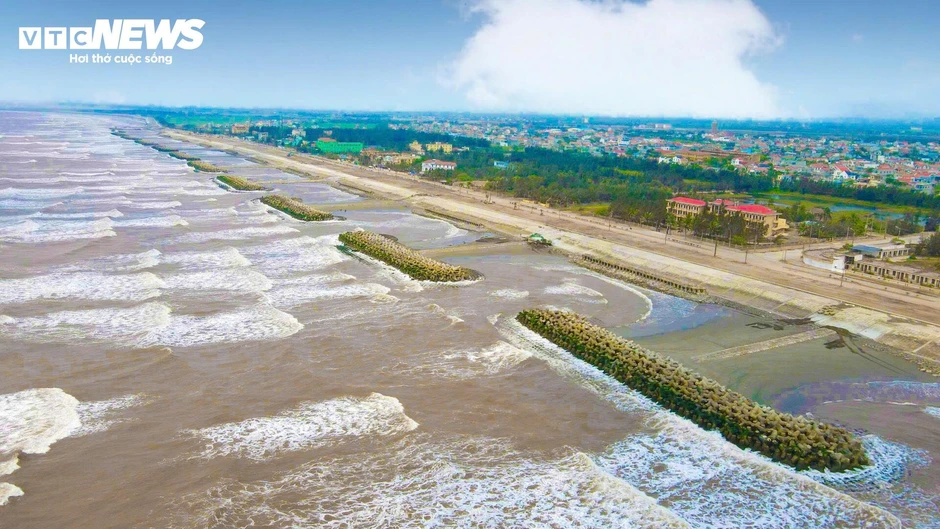 Bãi biển Ninh Bình 'hồi sinh' sau dự án 500 tỷ, đón những du khách đầu tiên Bãi biển Ninh Bình 'hồi sinh' sau dự án 500 tỷ, đón những du khách đầu tiên