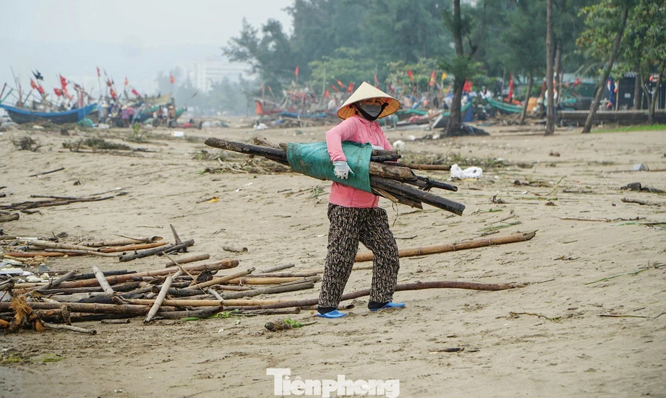 Bãi biển Sầm Sơn ngập rác