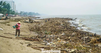 Bãi biển Sầm Sơn ngập rác