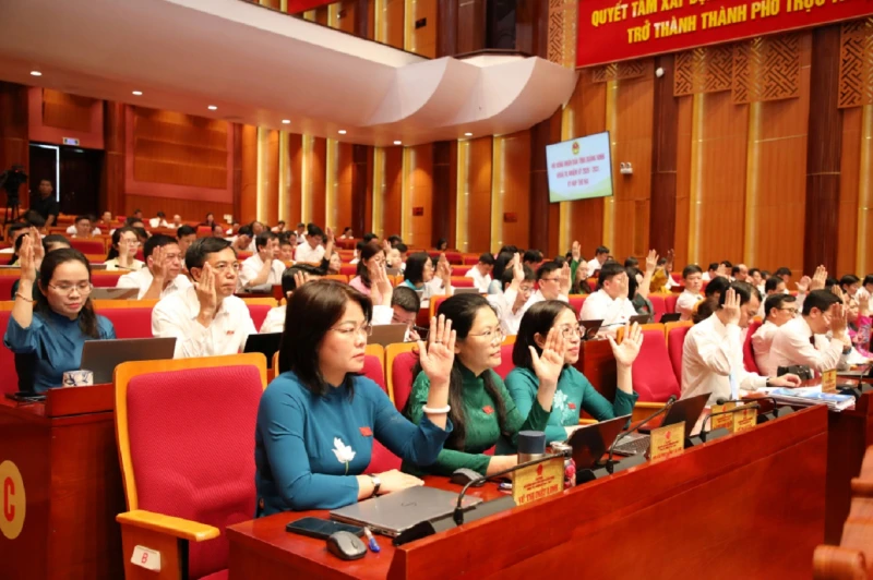 Bãi nhiệm tư cách đại biểu HĐND tỉnh đối với Phó chủ tịch HĐND và Trưởng ban Nội chính tỉnh Quảng Ninh