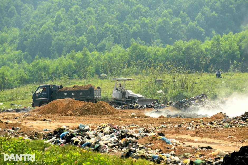 Bãi rác cháy âm ỉ suốt một tuần, khói và mùi hôi “tấn công” khu dân cư