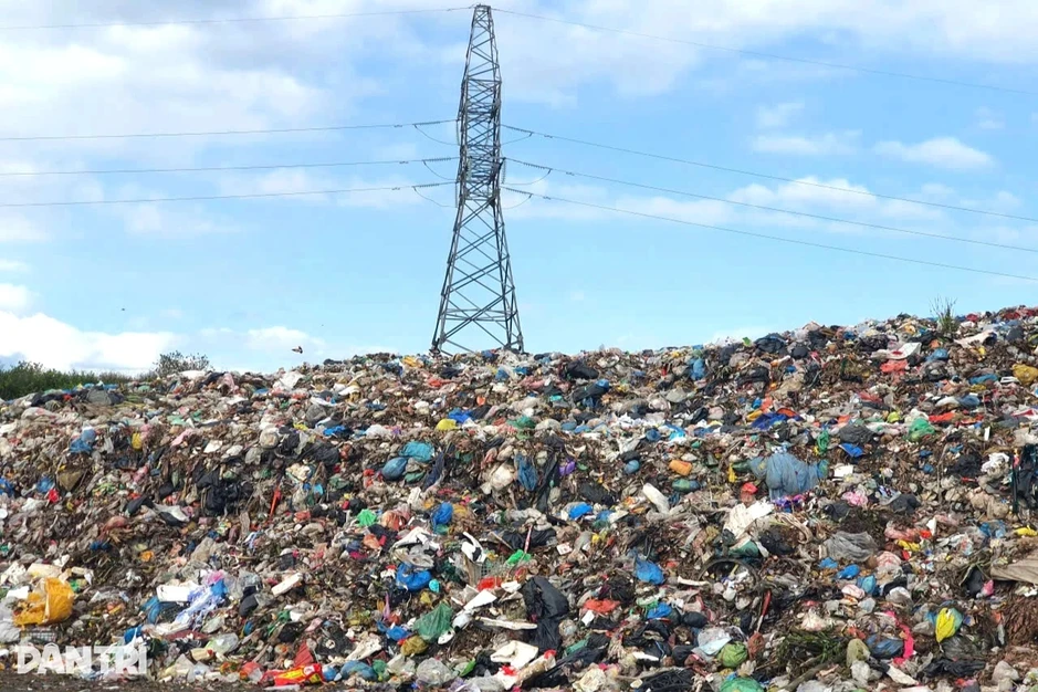Bãi rác quá tải nhiều năm vẫn phải "gánh" cả trăm tấn chất thải mỗi ngày Bãi rác quá tải nhiều năm vẫn phải "gánh" cả trăm tấn chất thải mỗi ngày