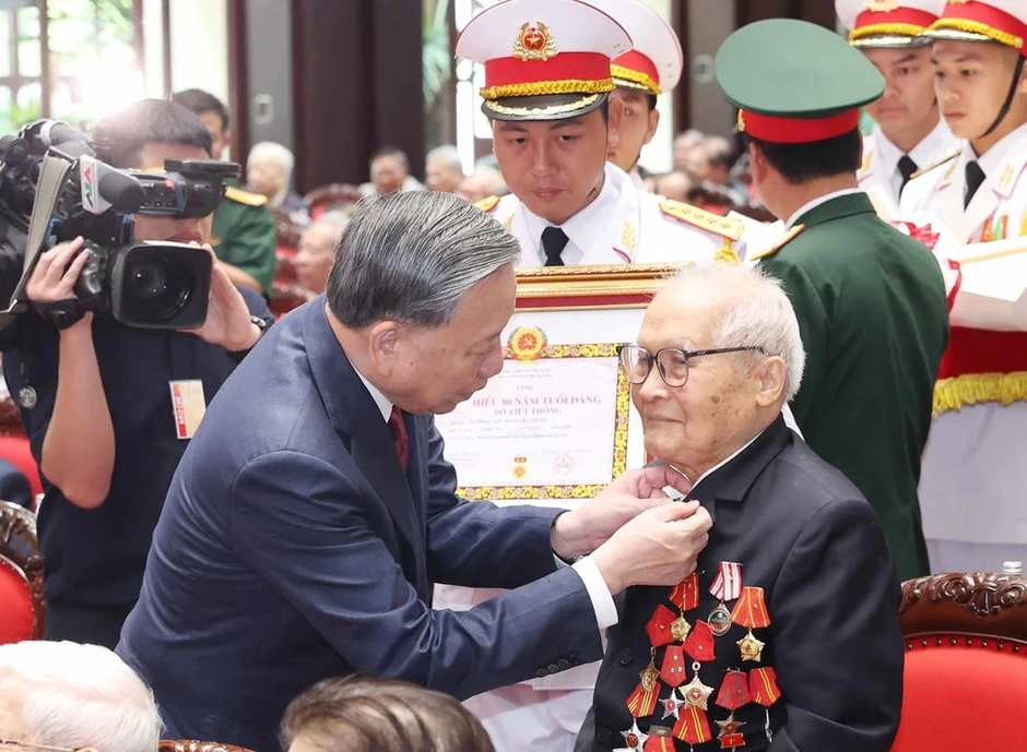 Ban Bí thư bổ sung Huy hiệu 35 năm và 95 năm tuổi Đảng cho Đảng viên Ban Bí thư bổ sung Huy hiệu 35 năm và 95 năm tuổi Đảng cho Đảng viên