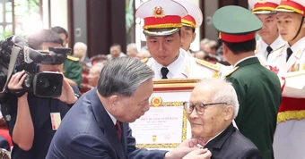 Ban Bí thư bổ sung Huy hiệu 35 năm và 95 năm tuổi Đảng cho Đảng viên
