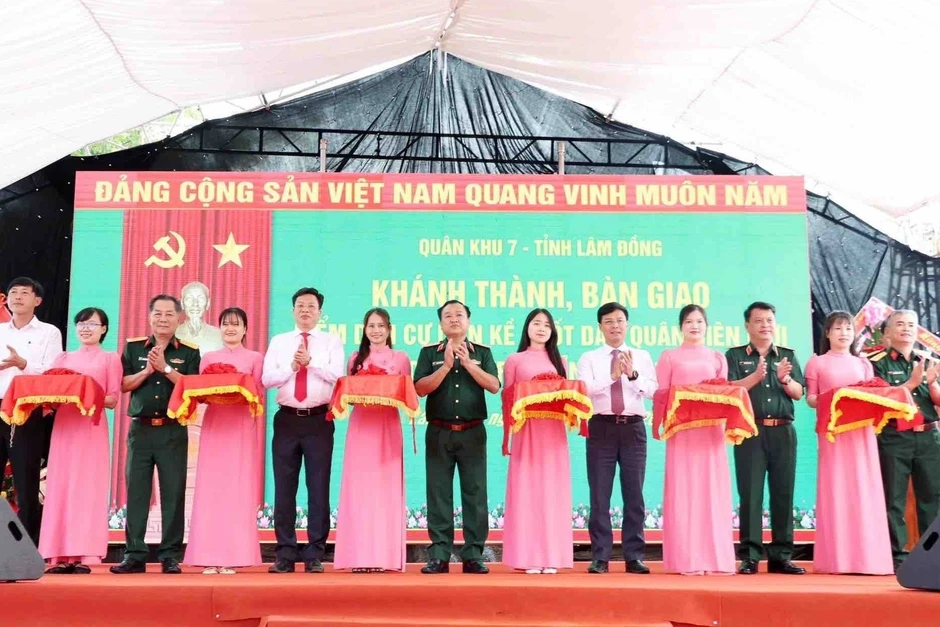 Bàn giao 60 căn nhà 'điểm dân cư liền kề chốt dân quân biên giới' ở Lâm Đồng Bàn giao 60 căn nhà 'điểm dân cư liền kề chốt dân quân biên giới' ở Lâm Đồng