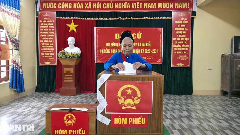 Bản người Thái ở biên giới nô nức đi bầu cử Bản người Thái ở biên giới nô nức đi bầu cử