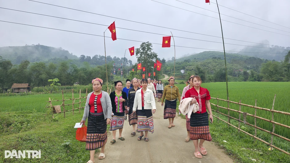 Bản người Thái ở biên giới nô nức đi bầu cử Bản người Thái ở biên giới nô nức đi bầu cử