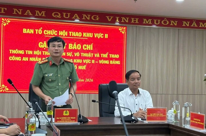 Bắn pháo hoa khai mạc hội thao quân sự, võ thuật Công an Nhân dân ở TP Huế