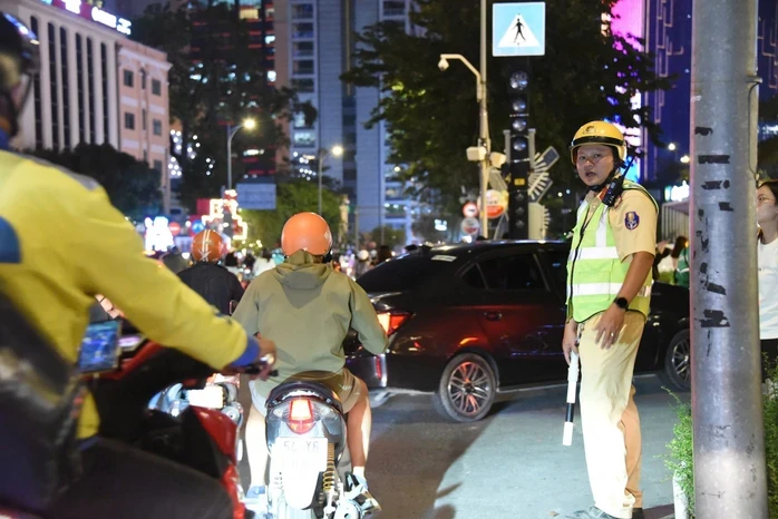 Bắn pháo hoa tối 30-4: Phòng CSGT TPHCM đã chuẩn bị gì? Bắn pháo hoa tối 30-4: Phòng CSGT TPHCM đã chuẩn bị gì?