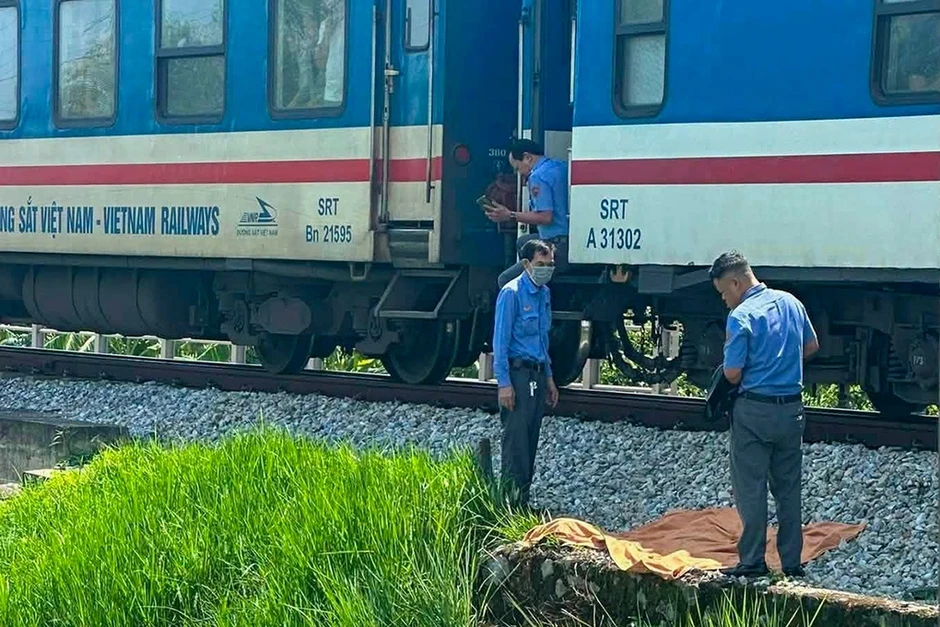 Băng qua đường sắt, cụ bà bị tàu tông tử vong Băng qua đường sắt, cụ bà bị tàu tông tử vong