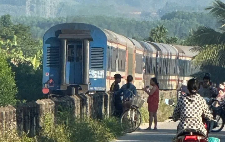 Băng qua lối đi tự mở, người phụ nữ ở Quảng Ngãi bị tàu hỏa tông tử vong Băng qua lối đi tự mở, người phụ nữ ở Quảng Ngãi bị tàu hỏa tông tử vong