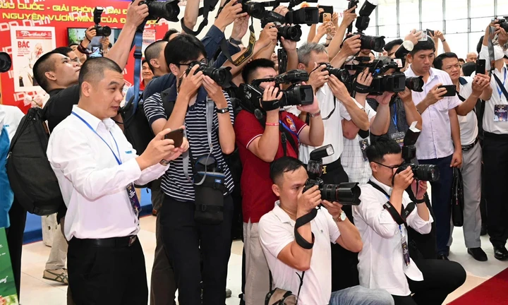 Báo chí năm 2026 - Thay đổi để tồn tại và phát triển giữa cơn bão công nghệ Báo chí năm 2026 - Thay đổi để tồn tại và phát triển giữa cơn bão công nghệ