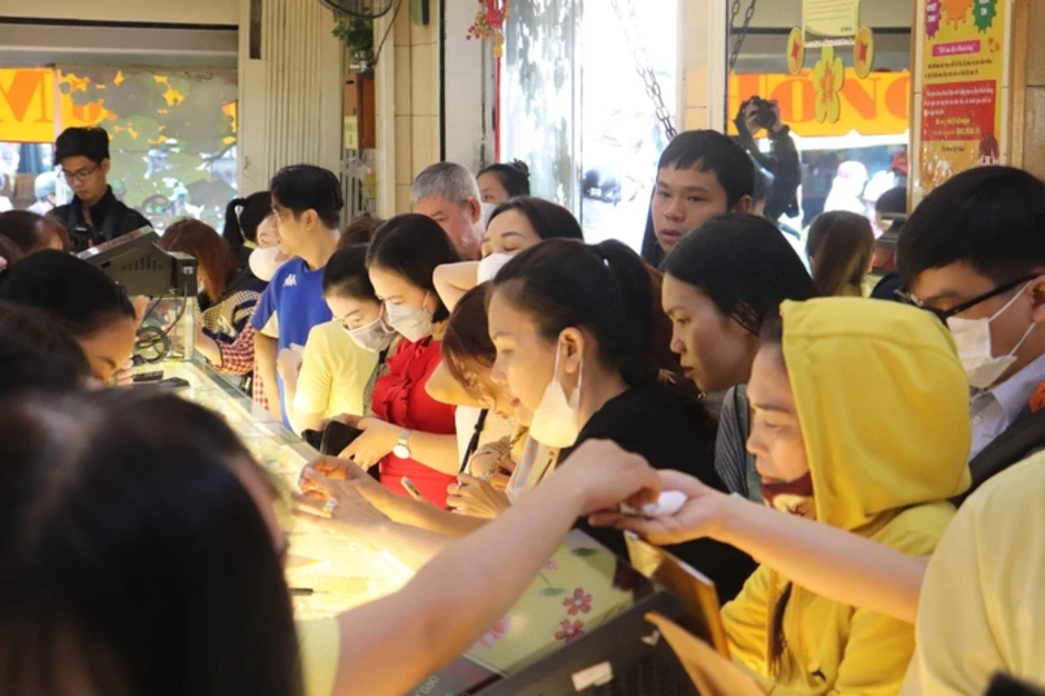 Vàng và Bạc cháy hàng – Tin nóng ngày 25-2 trên Người Lao Động