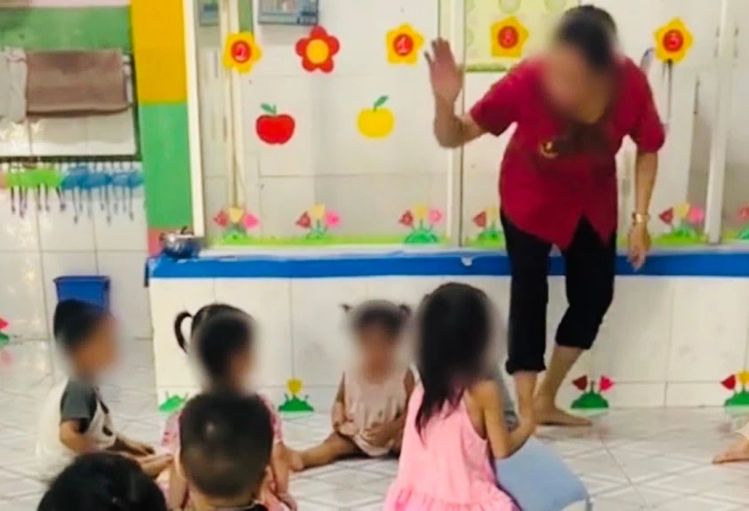 Bảo mẫu bạo hành trẻ mầm non ở TPHCM gây phẫn nộ trên mạng xã hội Bảo mẫu bạo hành trẻ mầm non ở TPHCM gây phẫn nộ trên mạng xã hội