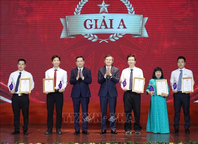 Báo Tin tức và Dân tộc giành giải C với loạt bài bình luận tại Cuộc thi chính luận Báo Tin tức và Dân tộc giành giải C với loạt bài bình luận tại Cuộc thi chính luận