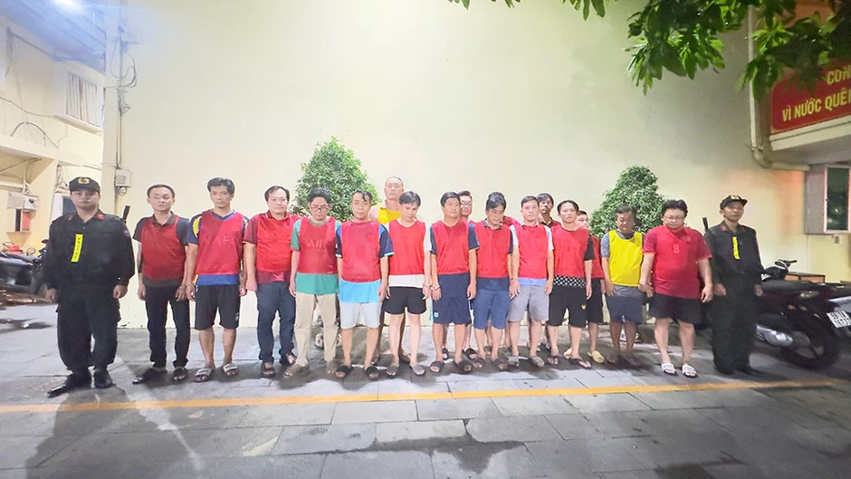 Bắt 17 người trong đường dây cá độ bóng đá, phơi cược ghi sau phiếu giữ xe Bắt 17 người trong đường dây cá độ bóng đá, phơi cược ghi sau phiếu giữ xe