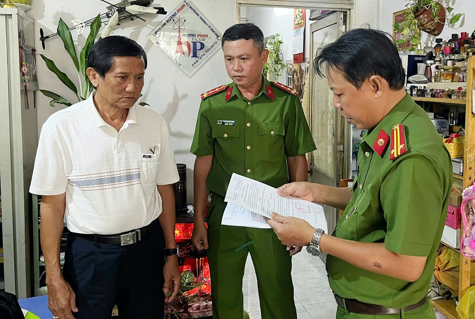 Bắt 3 người ở Vĩnh Long bị cáo buộc nhận hối lộ, làm giả hồ sơ Bắt 3 người ở Vĩnh Long bị cáo buộc nhận hối lộ, làm giả hồ sơ