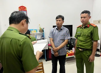 Bắt 3 người ở Vĩnh Long bị cáo buộc nhận hối lộ, làm giả hồ sơ
