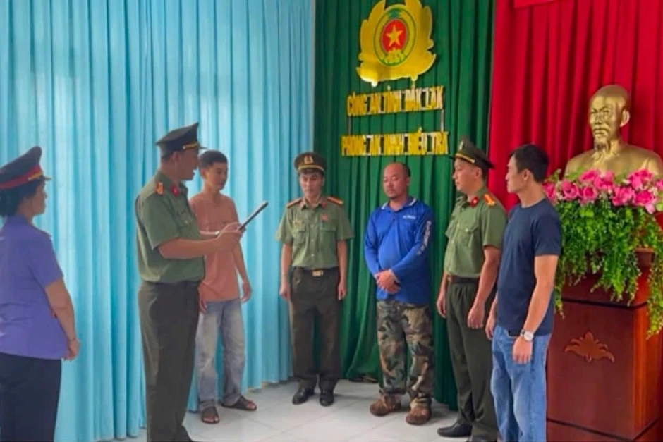 Bắt đối tượng tổ chức tập trung đông người, cản trở lực lượng chức năng Bắt đối tượng tổ chức tập trung đông người, cản trở lực lượng chức năng