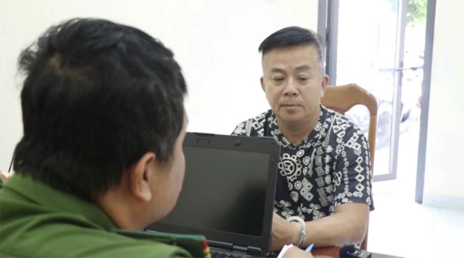 Bắt đôi vợ chồng cầm đầu công ty mua bán nợ, ‘khủng bố’ đòi nợ thuê 70 tỷ đồng Bắt đôi vợ chồng cầm đầu công ty mua bán nợ, ‘khủng bố’ đòi nợ thuê 70 tỷ đồng