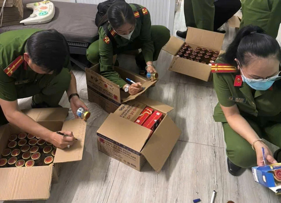 Bắt giam 2 người sản xuất nước yến giả quy mô lớn, thu giữ hơn 360.000 sản phẩm Bắt giam 2 người sản xuất nước yến giả quy mô lớn, thu giữ hơn 360.000 sản phẩm