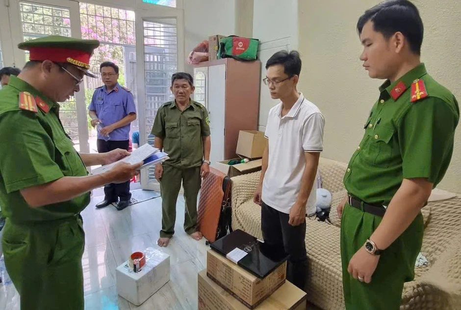 Bắt giam 2 người sản xuất nước yến giả quy mô lớn, thu giữ hơn 360.000 sản phẩm Bắt giam 2 người sản xuất nước yến giả quy mô lớn, thu giữ hơn 360.000 sản phẩm
