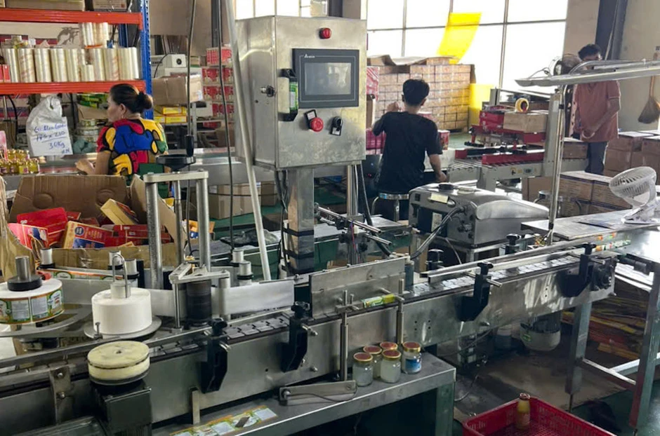 Bắt giam 2 người sản xuất nước yến giả quy mô lớn, thu giữ hơn 360.000 sản phẩm Bắt giam 2 người sản xuất nước yến giả quy mô lớn, thu giữ hơn 360.000 sản phẩm