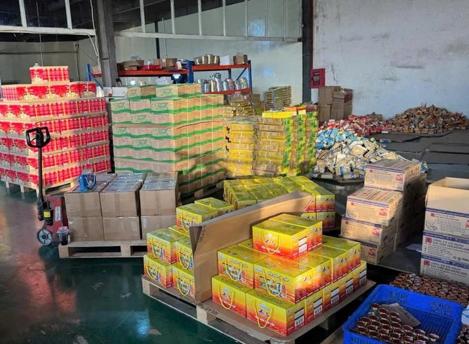 Bắt giam 2 người sản xuất nước yến giả quy mô lớn, thu giữ hơn 360.000 sản phẩm Bắt giam 2 người sản xuất nước yến giả quy mô lớn, thu giữ hơn 360.000 sản phẩm