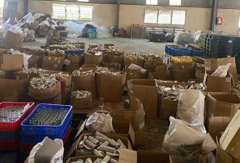 Bắt giam 2 người sản xuất nước yến giả quy mô lớn, thu giữ hơn 360.000 sản phẩm Bắt giam 2 người sản xuất nước yến giả quy mô lớn, thu giữ hơn 360.000 sản phẩm