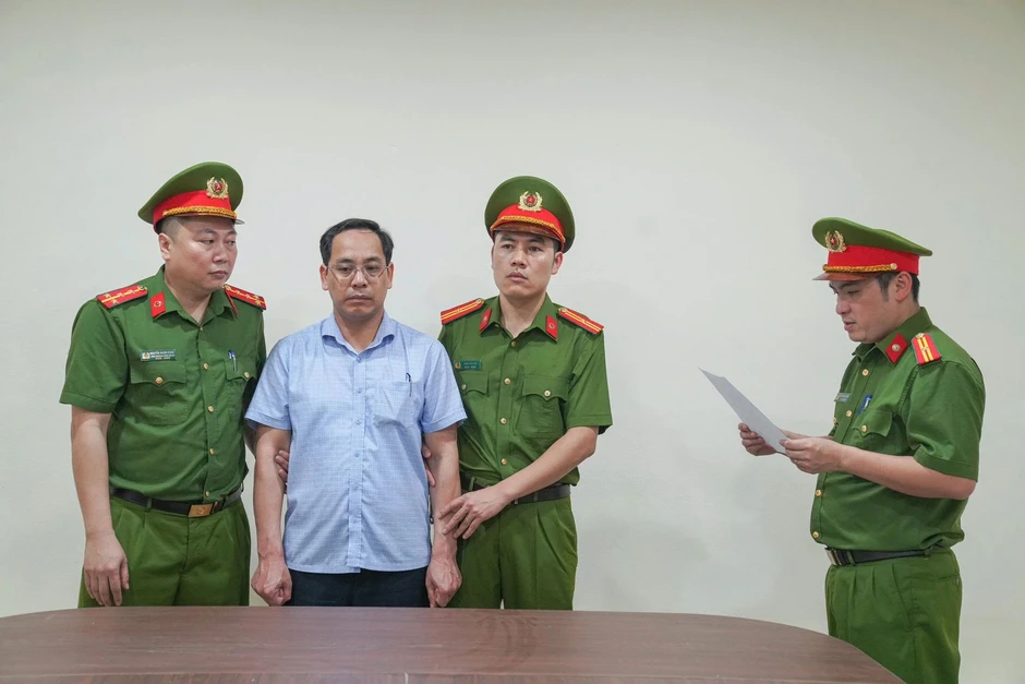 Bắt giám đốc và hiệu trưởng 'ăn chặn' tiền trợ cấp của trẻ em, người tâm thần Bắt giám đốc và hiệu trưởng 'ăn chặn' tiền trợ cấp của trẻ em, người tâm thần
