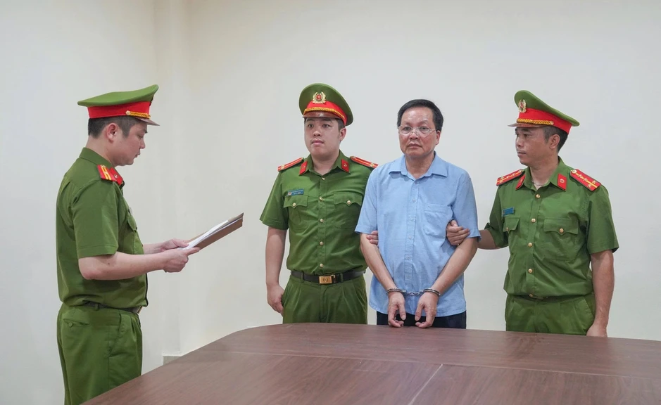 Bắt giám đốc và hiệu trưởng 'ăn chặn' tiền trợ cấp của trẻ em, người tâm thần Bắt giám đốc và hiệu trưởng 'ăn chặn' tiền trợ cấp của trẻ em, người tâm thần