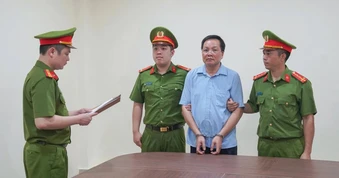 Bắt giám đốc và hiệu trưởng 'ăn chặn' tiền trợ cấp của trẻ em, người tâm thần