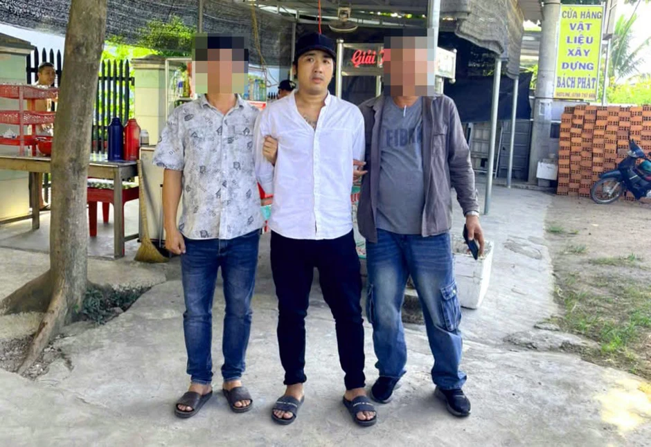 Bắt giữ nghi phạm cầm súng đe dọa nhóm người đuổi theo đòi 500.000 đồng Bắt giữ nghi phạm cầm súng đe dọa nhóm người đuổi theo đòi 500.000 đồng