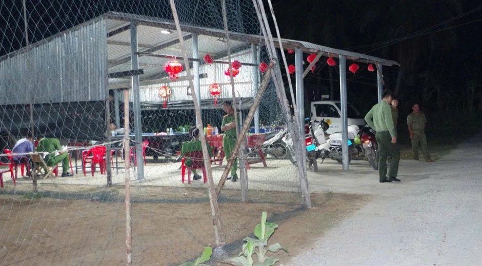 Bắt giữ nghi phạm đâm chết người rồi cầm dao cố thủ trong nhà Bắt giữ nghi phạm đâm chết người rồi cầm dao cố thủ trong nhà