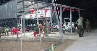 Bắt giữ nghi phạm đâm chết người rồi cầm dao cố thủ trong nhà