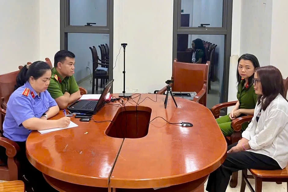 Bắt giữ nguyên nữ cán bộ bị truy nã đặc biệt ngay khi vừa về tới Nội Bài Bắt giữ nguyên nữ cán bộ bị truy nã đặc biệt ngay khi vừa về tới Nội Bài