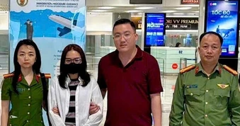 Bắt giữ nguyên nữ cán bộ bị truy nã đặc biệt ngay khi vừa về tới Nội Bài