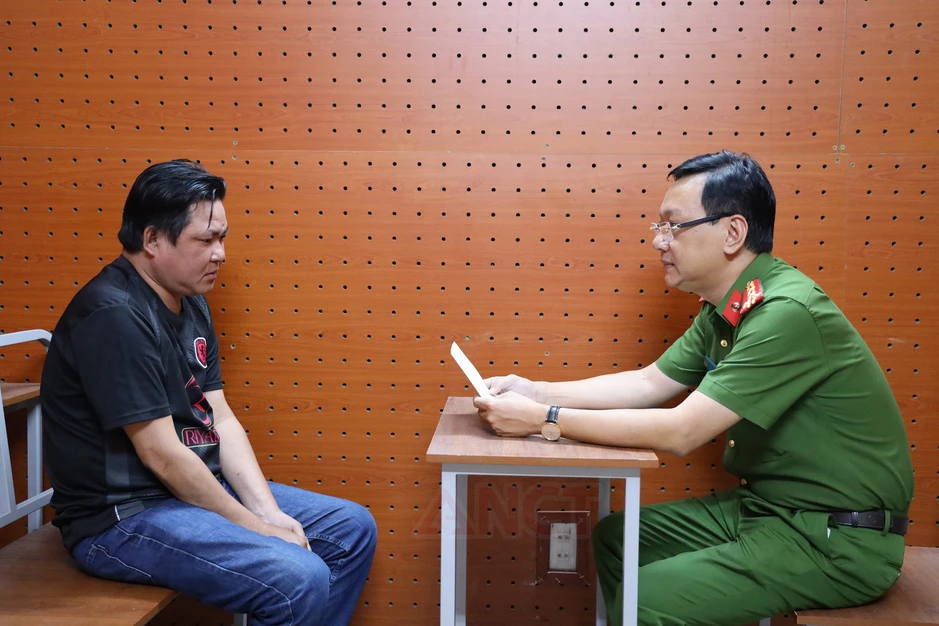 Bắt giữ nhóm dàn cảnh cướp giật tài sản tại khu tham quan Liên Hoa Bảo Tháp Bắt giữ nhóm dàn cảnh cướp giật tài sản tại khu tham quan Liên Hoa Bảo Tháp