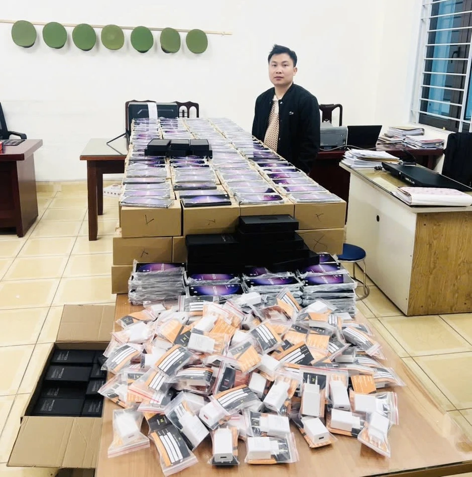 Bắt giữ nhóm đối tượng bán hơn 1.000 điện thoại Samsung giả Bắt giữ nhóm đối tượng bán hơn 1.000 điện thoại Samsung giả
