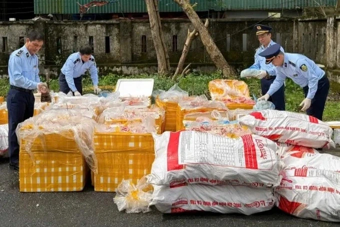 Bắt giữ xe tải chở 2,6 tấn nội tạng, xương động vật không rõ nguồn gốc Bắt giữ xe tải chở 2,6 tấn nội tạng, xương động vật không rõ nguồn gốc
