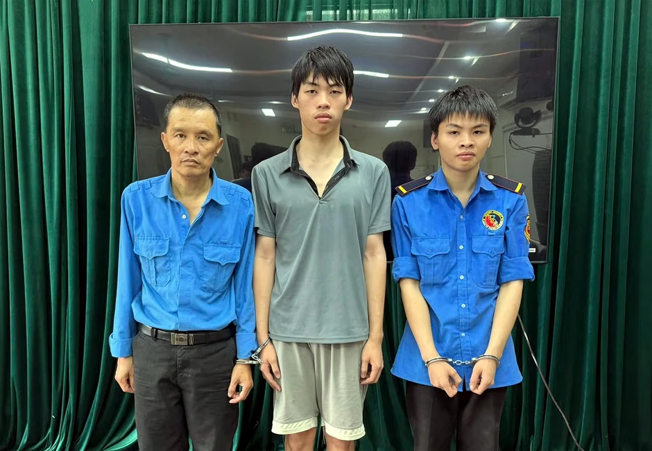 Bắt khẩn cấp 3 bảo vệ trong vụ xô xát vì phí gửi ô tô ở Hà Nội Bắt khẩn cấp 3 bảo vệ trong vụ xô xát vì phí gửi ô tô ở Hà Nội
