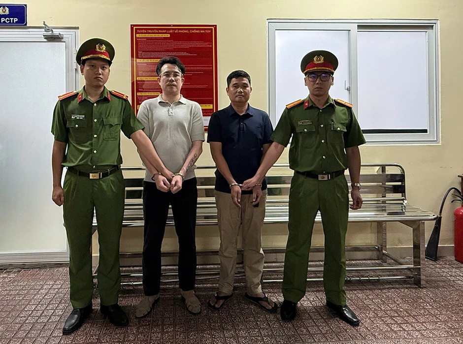 Bắt khẩn cấp hai người dừng ô tô đánh nhau giữa trung tâm TPHCM Bắt khẩn cấp hai người dừng ô tô đánh nhau giữa trung tâm TPHCM