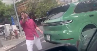 Bắt khẩn cấp hai người dừng ô tô đánh nhau giữa trung tâm TPHCM