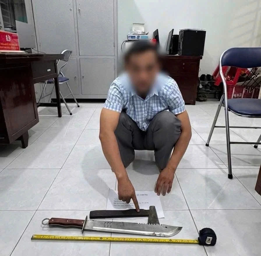 Bắt khẩn cấp nhóm người cầm hung khí đuổi chém nhau tại bãi đá ở TP.HCM Bắt khẩn cấp nhóm người cầm hung khí đuổi chém nhau tại bãi đá ở TP.HCM