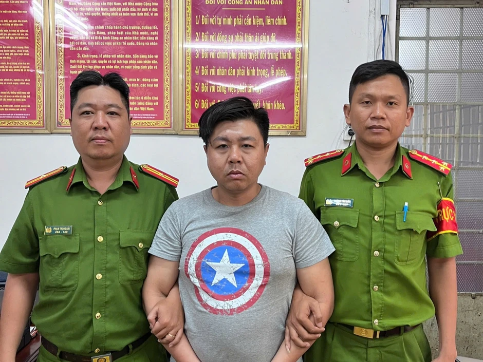 Bắt khẩn cấp tài xế đập phá hành lý của nữ hành khách ngay cổng ga T3 Tân Sơn Nhất Bắt khẩn cấp tài xế đập phá hành lý của nữ hành khách ngay cổng ga T3 Tân Sơn Nhất