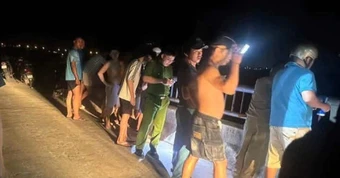 Bất ngờ người phụ nữ bỏ dép, giấy nhắn ‘vớt xác’ trên cầu để dọa chồng