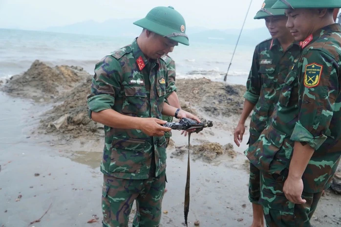 Bất ngờ phát hiện nhiều vũ khí khi trục vớt xe tăng tại bãi biển Quy Nhơn Bất ngờ phát hiện nhiều vũ khí khi trục vớt xe tăng tại bãi biển Quy Nhơn